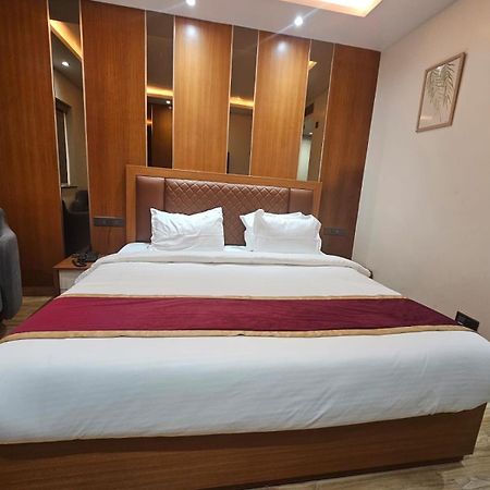Hotel Elara Dehradún Kültér fotó