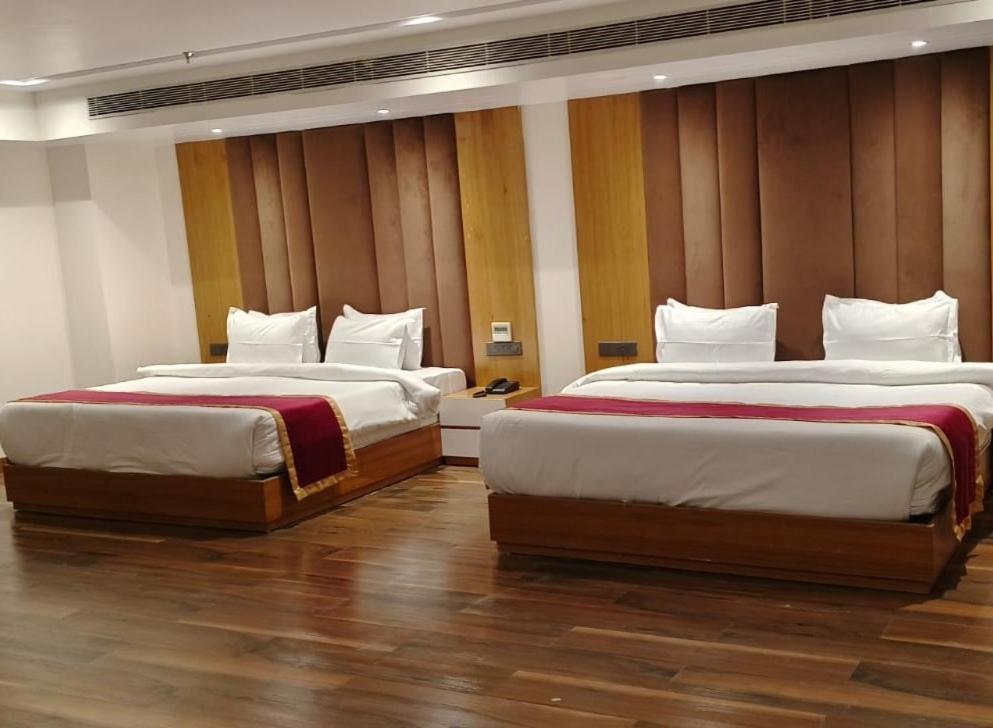 Hotel Elara Dehradún Kültér fotó