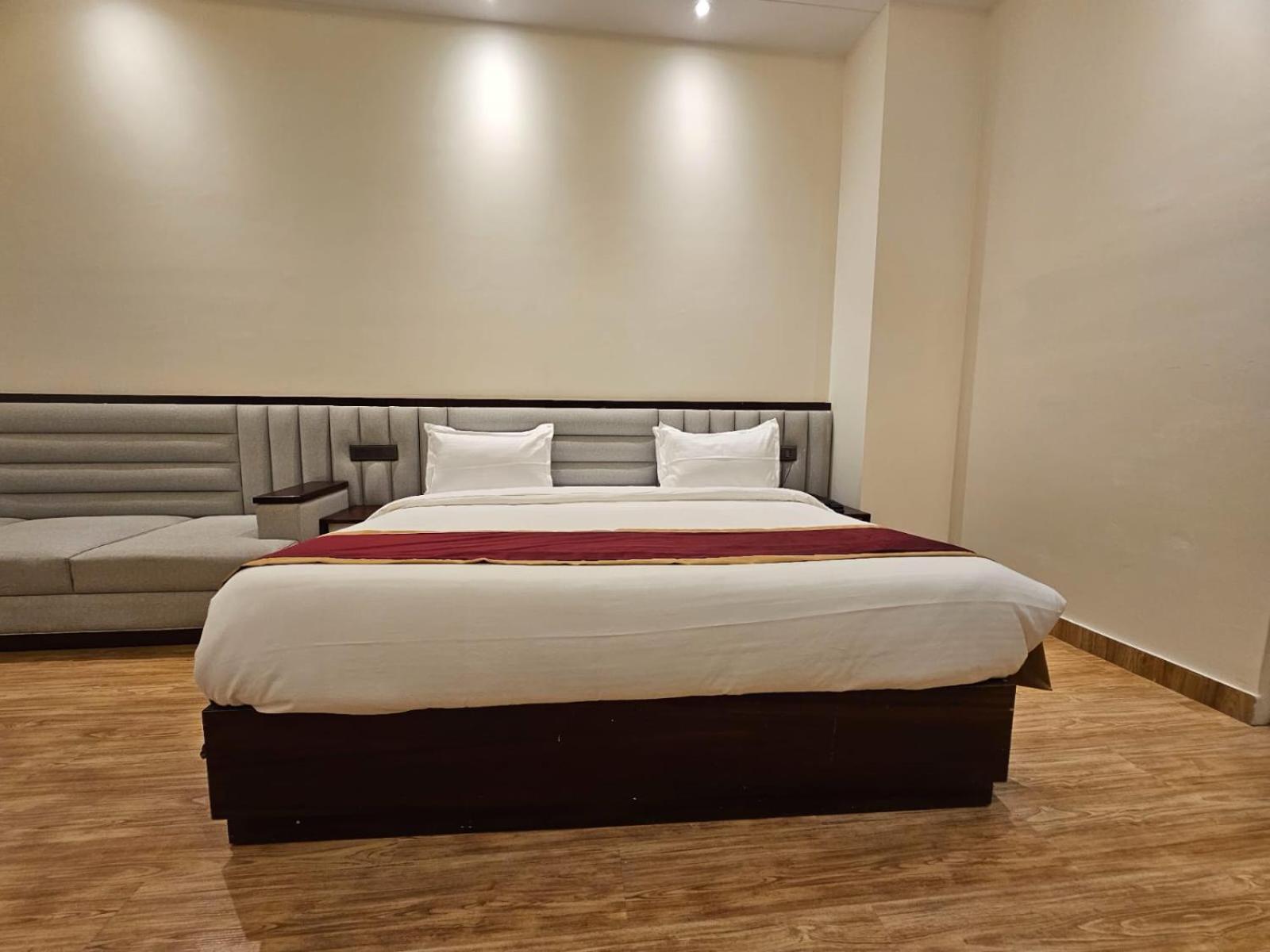 Hotel Elara Dehradún Kültér fotó