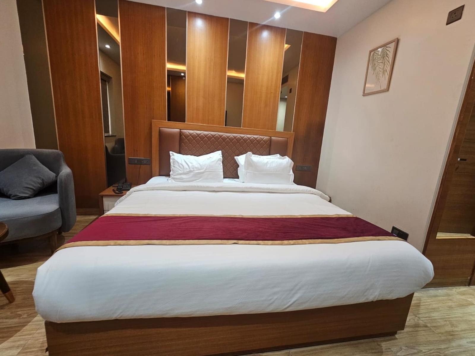 Hotel Elara Dehradún Kültér fotó